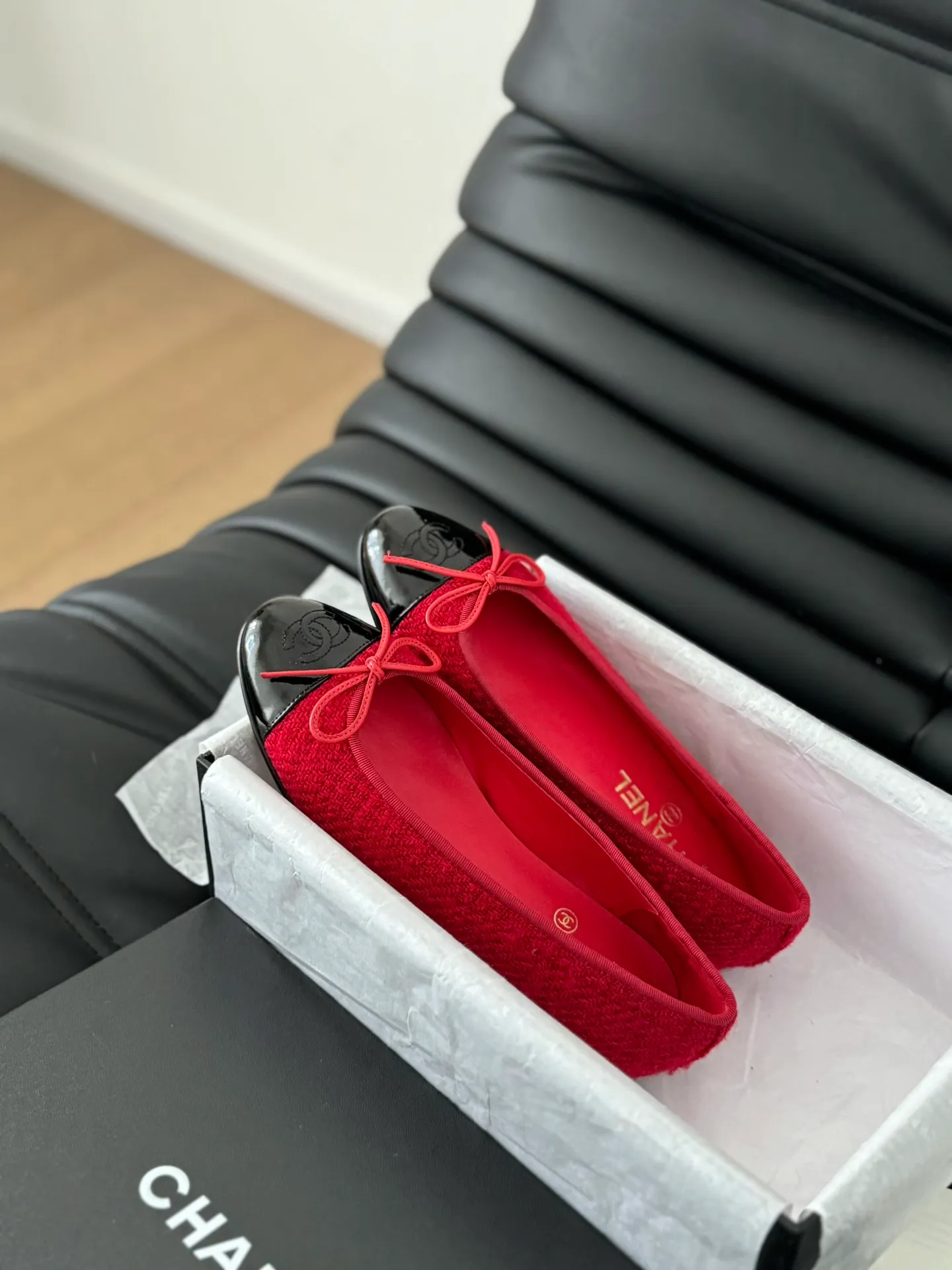 👟👟Ex-factory price 480👟👟 Purchasing-grade Chanel new color ballet shoes, original 1:1 replica, a classic among classics, perfect whether paired with trousers or skirts. The small round toe design is very good at modifying the foot shape, a must-have for little fairies! Heel height: 2.5cm Size: 35-41 (40/41/42/43 customized, non-refundable)